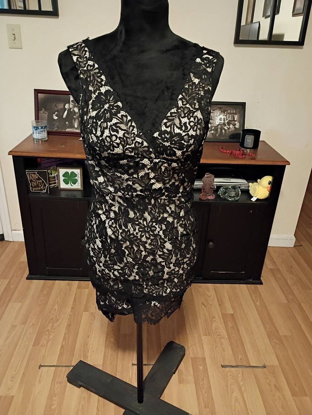 Size 6 Single Cream Black Lace V neck Sleeveless Special Occasion Dress
